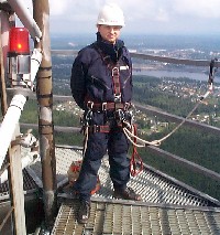 Jag i TV-masten i Nässjö 2004-08-05, 220m. Foto: Johan Rydell